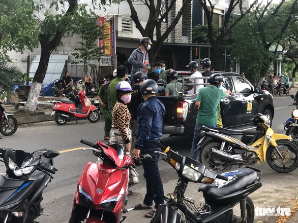 Cảnh sát nổ 2 phát súng chỉ thiên trấn áp nhóm người tụ tập đi đánh nhau - Ảnh 1. Cảnh sát nổ 2 phát súng chỉ thiên trấn áp nhóm người tụ tập đi đánh nhau - Ảnh 1.