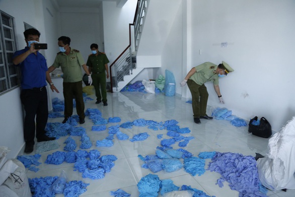 Tạm giữ hàng chục tấn găng tay, áo chống dịch qua sử dụng tại phòng trọ - Ảnh 1. Tạm giữ hàng chục tấn găng tay, áo chống dịch qua sử dụng tại phòng trọ - Ảnh 1.