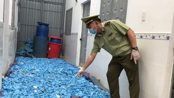 Tạm giữ hàng chục tấn găng tay, áo chống dịch qua sử dụng tại phòng trọ - Ảnh 3. Tạm giữ hàng chục tấn găng tay, áo chống dịch qua sử dụng tại phòng trọ - Ảnh 3.