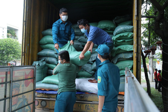 60 tấn gạo trong đợt 2 được anh em thiện nguyện ở Đà Nẵng chuyển về các cây ATM phát cho người nghèo