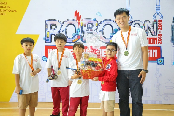 Học sinh Tiểu học VAS đam mê sáng tạo và lập trình robot - Ảnh 1. Học sinh Tiểu học VAS đam mê sáng tạo và lập trình robot - Ảnh 1.