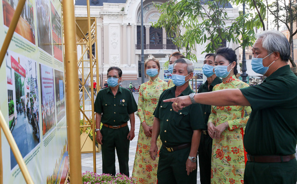 Khánh thành công viên trước Nhà hát TP.HCM, khai mạc ảnh mừng Quốc khánh - Ảnh 6.