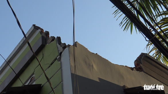 Cột điện đang lắp đặt ngã đè làm vỡ mái nhà dân - Ảnh 2.
