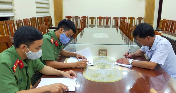 Giả danh cán bộ Cục Báo chí đến chúc mừng, tặng lẵng hoa cho... công an - Ảnh 1. Giả danh cán bộ Cục Báo chí đến chúc mừng, tặng lẵng hoa cho... công an - Ảnh 1.