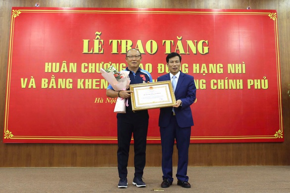 HLV Park Hang Seo: Cảm ơn nhân dân Việt Nam đã trao huân chương này cho tôi - Ảnh 1. HLV Park Hang Seo: Cảm ơn nhân dân Việt Nam đã trao huân chương này cho tôi - Ảnh 1.