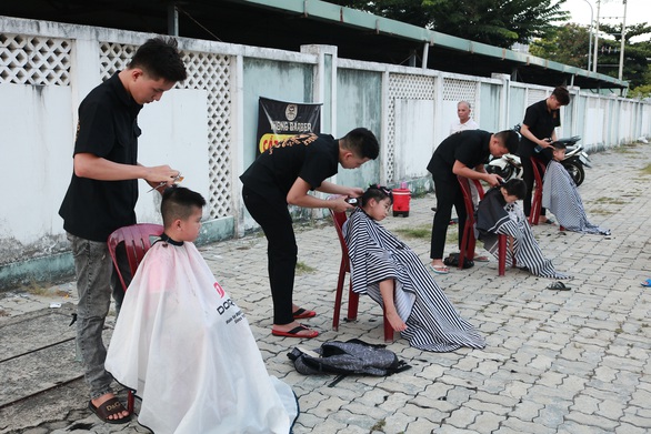 Trao yêu thương từ nghề cắt tóc - Ảnh 1. Trao yêu thương từ nghề cắt tóc - Ảnh 1.