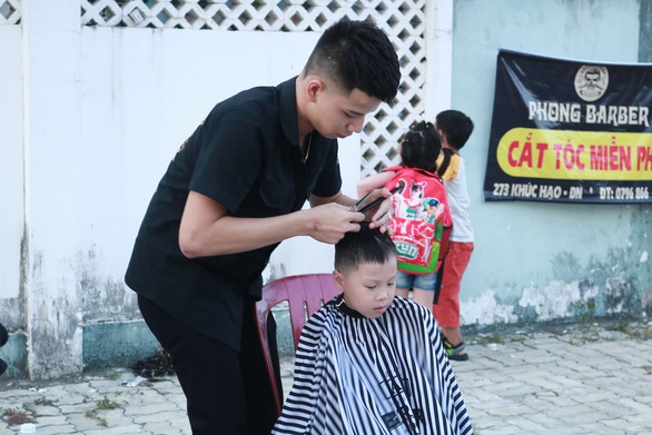 Trao yêu thương từ nghề cắt tóc - Ảnh 2. Trao yêu thương từ nghề cắt tóc - Ảnh 2.