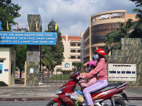 Xem xét kỷ luật lãnh đạo Trường đại học Đồng Nai vì sửa bài thi, bỏ ngoài sổ sách hơn 63 tỉ đồng - Ảnh 1. Xem xét kỷ luật lãnh đạo Trường đại học Đồng Nai vì sửa bài thi, bỏ ngoài sổ sách hơn 63 tỉ đồng - Ảnh 1.