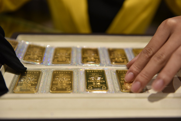Giá vàng thế giới giảm sâu, giá vàng trong nước cao hơn gần 2,7 triệu đồng/lượng - Ảnh 1.