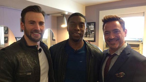 Chadwick Boseman (giữa) chụp ảnh cùng hai ngôi sao đình đám khác của Marvel là Chris Evans (trái) và Robert Downey Jr. (phải) - Ảnh: Variety
