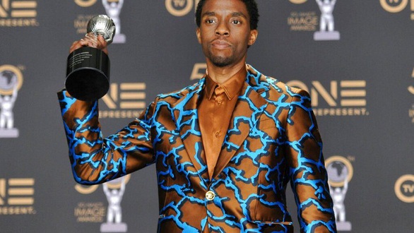 Chadwick Boseman nhận giải Nam diễn viên chính xuất sắc trong phim Black Panther tại Lễ trao giải NAACP thường niên lần thứ 50 ở Nhà hát Dolby tại Los Angeles vào ngày 30-3-2019 - Ảnh: AP