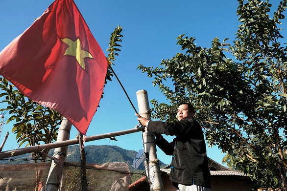 Cờ Tổ quốc trên ngôi nhà cực Tây biên ải - Ảnh 1. Cờ Tổ quốc trên ngôi nhà cực Tây biên ải - Ảnh 1.