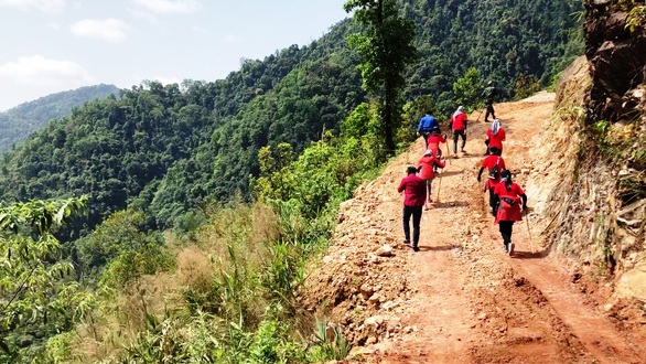 Cờ Tổ quốc trên ngôi nhà cực Tây biên ải - Ảnh 2. Cờ Tổ quốc trên ngôi nhà cực Tây biên ải - Ảnh 2.