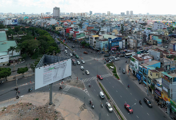 People along Truong Chinh Street - Cach Mang Thang 8 simultaneously dismantled their houses to make the No. 2 subway - Photo 1.