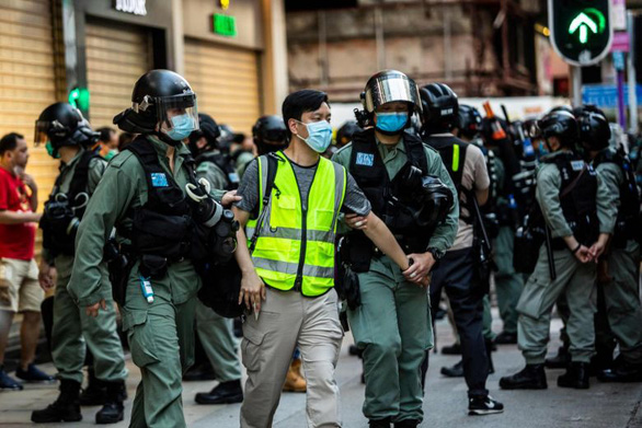 Cảnh sát Hong Kong xài luật an ninh quốc gia kiểu hồi tố để bắt người? - Ảnh 1.