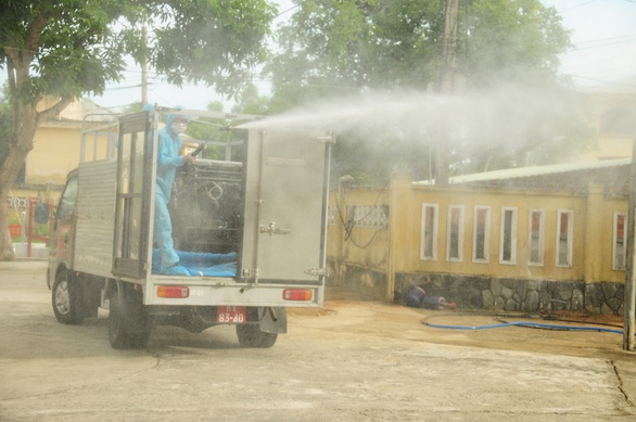 Phòng hoá Quân khu 5 phun khử trùng dập dịch tại điểm nóng Quảng Nam - Ảnh 1.