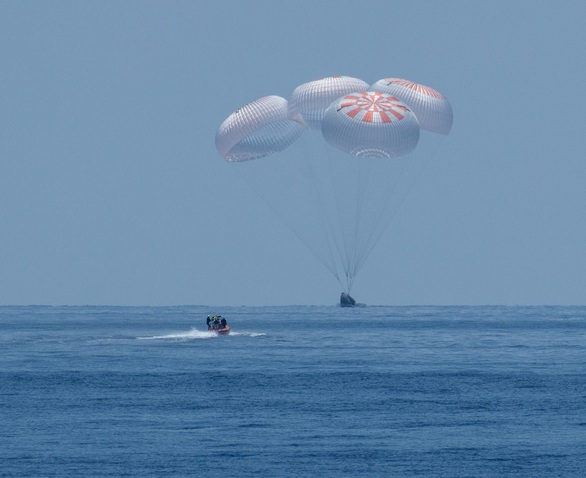 Tàu Crew Dragon của SpaceX đáp thành công trên biển - Ảnh 3. Tàu Crew Dragon của SpaceX đáp thành công trên biển - Ảnh 3.