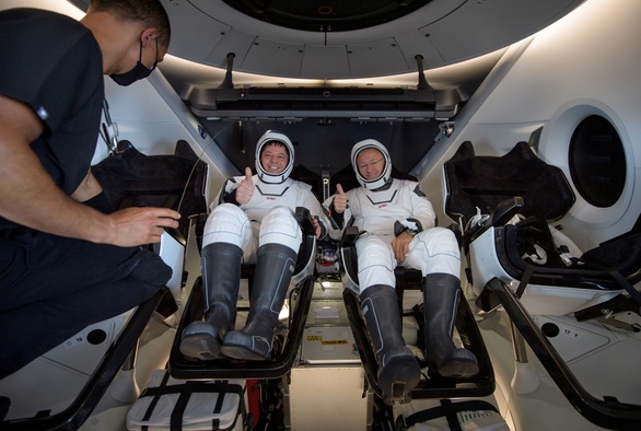 Tàu Crew Dragon của SpaceX đáp thành công trên biển - Ảnh 1. Tàu Crew Dragon của SpaceX đáp thành công trên biển - Ảnh 1.