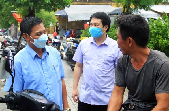 Chủ tịch Hải Phòng xuống đường nhắc người dân đeo khẩu trang - Ảnh 2. Chủ tịch Hải Phòng xuống đường nhắc người dân đeo khẩu trang - Ảnh 2.