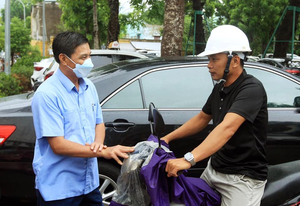 Chủ tịch Hải Phòng xuống đường nhắc người dân đeo khẩu trang - Ảnh 1. Chủ tịch Hải Phòng xuống đường nhắc người dân đeo khẩu trang - Ảnh 1.