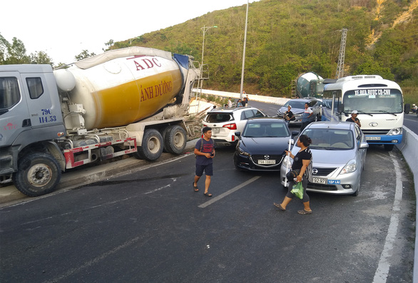 Medium strip of passenger concrete, 8 car 'stacked' bulldozer concrete mixer - Photo 3.