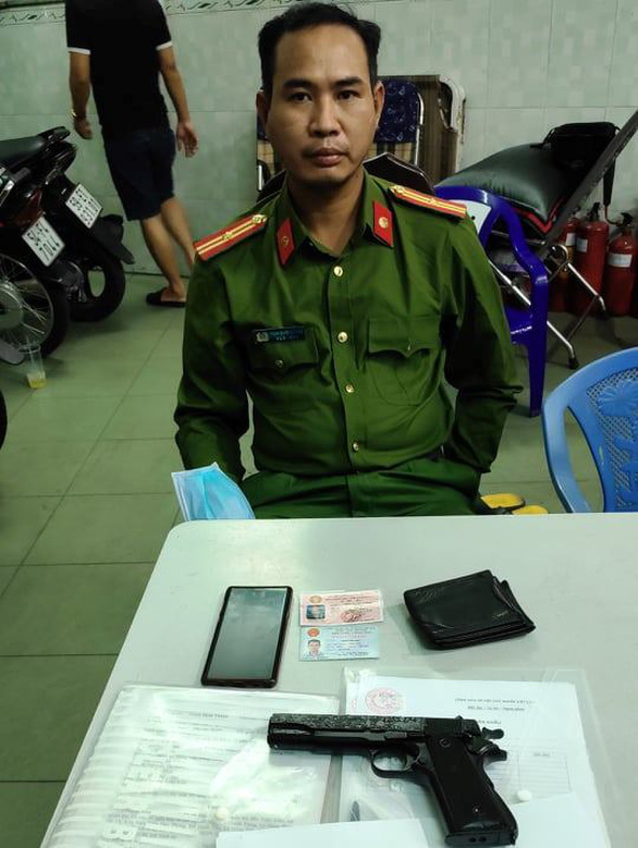 Suppose an officer from the Criminal Police Department enters people's homes and reads an arrest warrant - Photo 3.