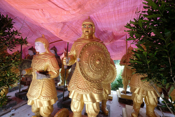 Was the Chinese statue moved to Da Lat, the statue in the Dai Nam tourist area?  Photo 3.