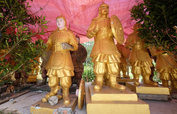 Chinese statues moved to Da Lat: the buyer has not yet submitted proof of origin - Photo 1.