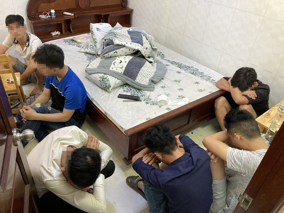 Phát hiện 14 người tụ tập phê ma túy trong nhà nghỉ - Ảnh 1. Phát hiện 14 người tụ tập phê ma túy trong nhà nghỉ - Ảnh 1.