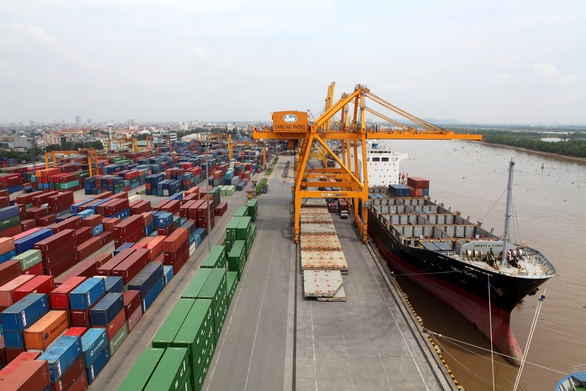 Tăng giá bốc dỡ container để lấy lại tiền hãng tàu thu của chủ hàng quá cao - Ảnh 1. Tăng giá bốc dỡ container để lấy lại tiền hãng tàu thu của chủ hàng quá cao - Ảnh 1.