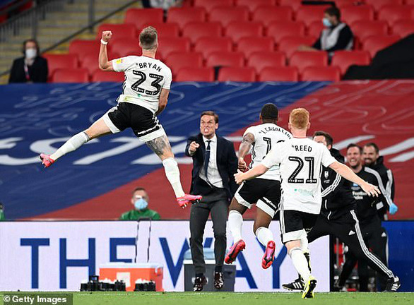 Thắng trận cầu trị giá gần 5.100 tỉ đồng, Fulham giành vé trở lại Premier League - Ảnh 3. Thắng trận cầu trị giá gần 5.100 tỉ đồng, Fulham giành vé trở lại Premier League - Ảnh 3.