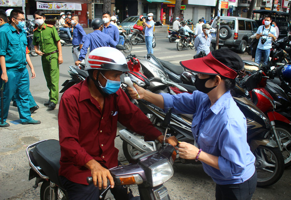 Xử phạt không đeo khẩu trang nơi công cộng: nhiều người đối phó, nại đủ lý do - Ảnh 5.