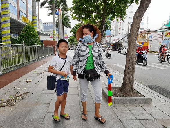 Con thèm học, thèm chơi, nhưng thôi ráng bán vé số phụ mẹ đã - Ảnh 1. Con thèm học, thèm chơi, nhưng thôi ráng bán vé số phụ mẹ đã - Ảnh 1.