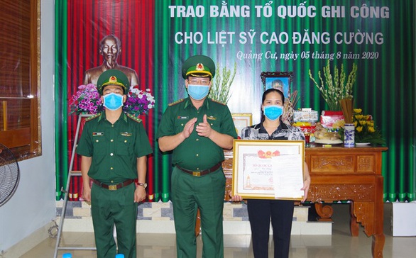 Trao bằng Tổ quốc ghi công cho thượng tá biên phòng hi sinh khi chống lũ - Ảnh 1. Trao bằng Tổ quốc ghi công cho thượng tá biên phòng hi sinh khi chống lũ - Ảnh 1.