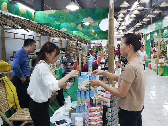 Các nước cùng đối mặt thách thức nới lỏng để hồi sinh kinh tế hay làn sóng tái nhiễm - Ảnh 1. Các nước cùng đối mặt thách thức nới lỏng để hồi sinh kinh tế hay làn sóng tái nhiễm - Ảnh 1.