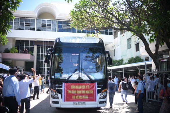 25 y bác sĩ Bình Định lên đường ra Đà Nẵng: Vững niềm tin chiến thắng dịch - Ảnh 7. 25 y bác sĩ Bình Định lên đường ra Đà Nẵng: Vững niềm tin chiến thắng dịch - Ảnh 7.