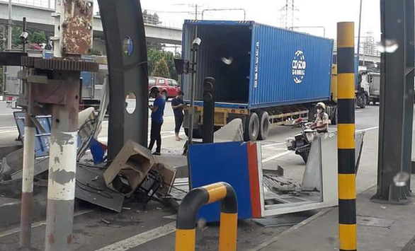 Cửa thùng xe container mở toang, quét sụm cabin trạm thu phí ở xa lộ Hà Nội - Ảnh 1. Cửa thùng xe container mở toang, quét sụm cabin trạm thu phí ở xa lộ Hà Nội - Ảnh 1.