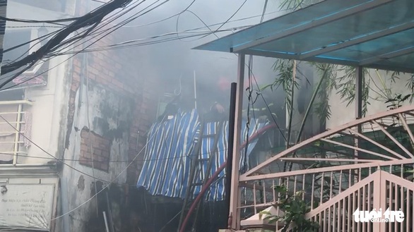 Cháy nhà trong hẻm nhỏ trung tâm TP.HCM, cả xóm bỏ chạy tán loạn - Ảnh 5. Cháy nhà trong hẻm nhỏ trung tâm TP.HCM, cả xóm bỏ chạy tán loạn - Ảnh 5.
