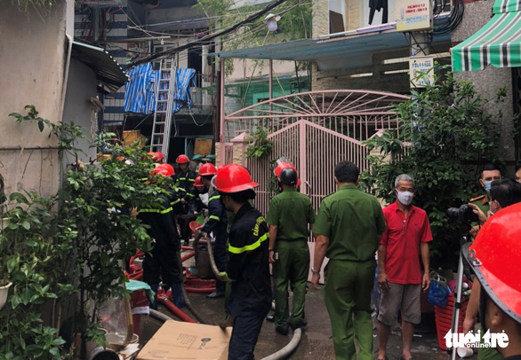 Cháy nhà trong hẻm nhỏ trung tâm TP.HCM, cả xóm bỏ chạy tán loạn - Ảnh 4. Cháy nhà trong hẻm nhỏ trung tâm TP.HCM, cả xóm bỏ chạy tán loạn - Ảnh 4.