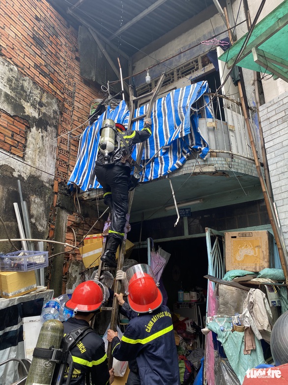 Cháy nhà trong hẻm nhỏ trung tâm TP.HCM, cả xóm bỏ chạy tán loạn - Ảnh 3. Cháy nhà trong hẻm nhỏ trung tâm TP.HCM, cả xóm bỏ chạy tán loạn - Ảnh 3.