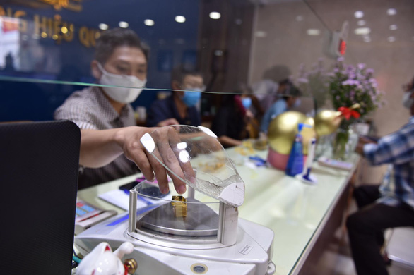 Giá vàng lên 62,45 triệu đồng/lượng, người dân chen nhau bán - Ảnh 9. Giá vàng lên 62,45 triệu đồng/lượng, người dân chen nhau bán - Ảnh 9.