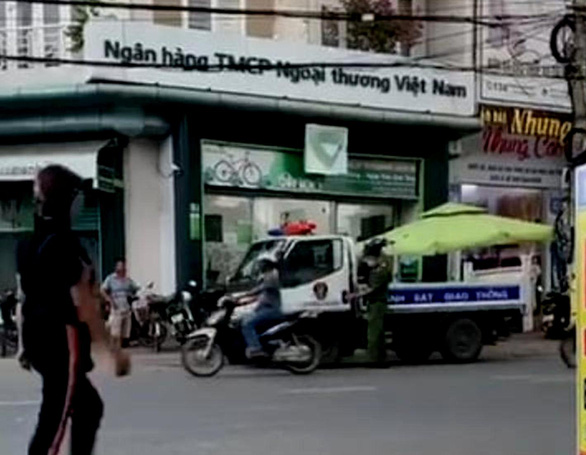Một người báo mất 450 triệu đồng trong cốp xe máy để trước sân ngân hàng - Ảnh 1. Một người báo mất 450 triệu đồng trong cốp xe máy để trước sân ngân hàng - Ảnh 1.