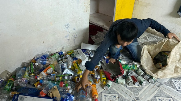 Đời ve chai - Tìm miếng ăn từ rác - Kỳ 6: Trắng đêm nhặt mót miếng ăn - Ảnh 1. Đời ve chai - Tìm miếng ăn từ rác - Kỳ 6: Trắng đêm nhặt mót miếng ăn - Ảnh 1.