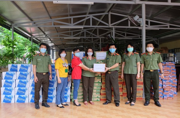 Chuyển phát nhanh J&T Express tiếp sức cho y bác sĩ Đà Nẵng - Ảnh 4. Chuyển phát nhanh J&T Express tiếp sức cho y bác sĩ Đà Nẵng - Ảnh 4.