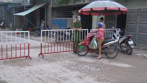 Để người diện cách ly COVID-19 tiếp xúc lung tung, kỷ luật quyền chủ tịch phường - Ảnh 1. Để người diện cách ly COVID-19 tiếp xúc lung tung, kỷ luật quyền chủ tịch phường - Ảnh 1.