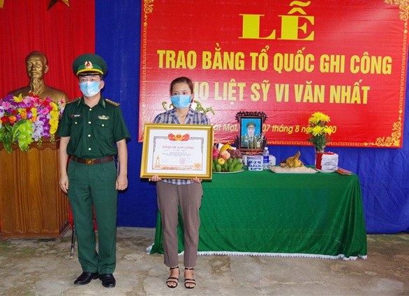 Trao bằng Tổ quốc ghi công cho sĩ quan biên phòng hi sinh khi đánh án ma túy - Ảnh 1. Trao bằng Tổ quốc ghi công cho sĩ quan biên phòng hi sinh khi đánh án ma túy - Ảnh 1.
