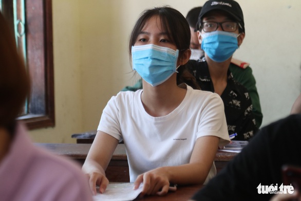 Hàng chục thí sinh phát hoảng vì đo thân nhiệt gần 40 độ C - Ảnh 2. Hàng chục thí sinh phát hoảng vì đo thân nhiệt gần 40 độ C - Ảnh 2.