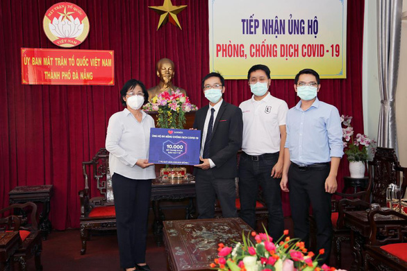 Lazada trao tặng 10.000 bộ trang phục bảo hộ y tế cho Đà Nẵng - Ảnh 1.