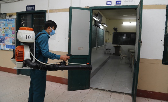 Thí sinh phải đo thân nhiệt trước khi vào phòng thi - Ảnh 1. Thí sinh phải đo thân nhiệt trước khi vào phòng thi - Ảnh 1.