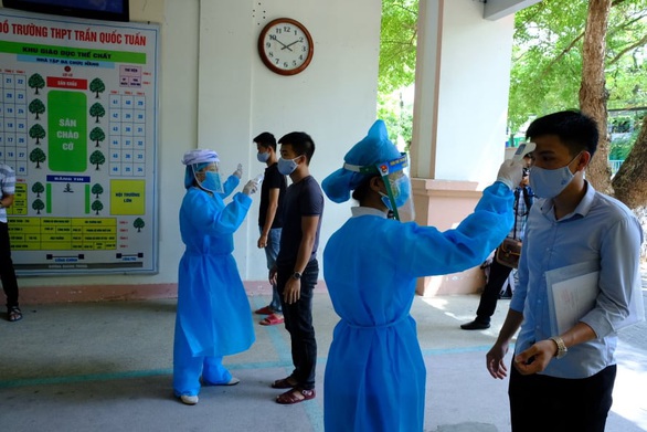 Thí sinh bắt đầu làm thủ tục thi tốt nghiệp THPT, kỳ thi chưa từng có - Ảnh 6.